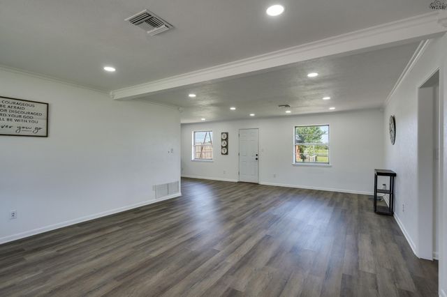 612 W MANES AVENUE, Iowa Park, TX 76367