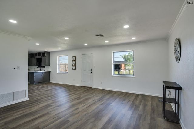612 W MANES AVENUE, Iowa Park, TX 76367