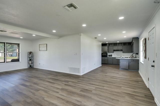 612 W MANES AVENUE, Iowa Park, TX 76367
