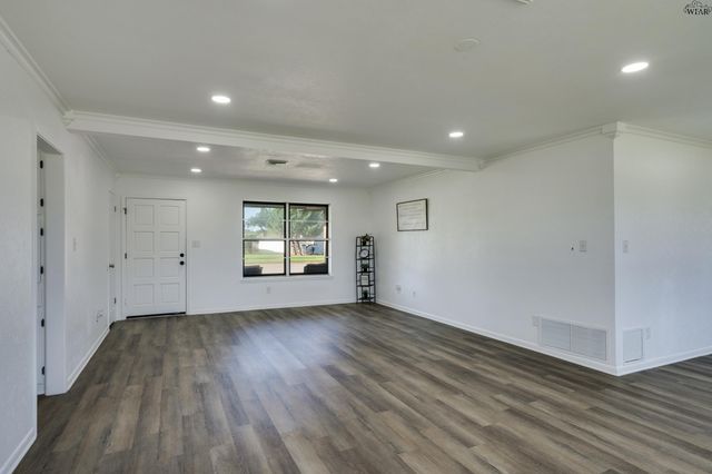 612 W MANES AVENUE, Iowa Park, TX 76367