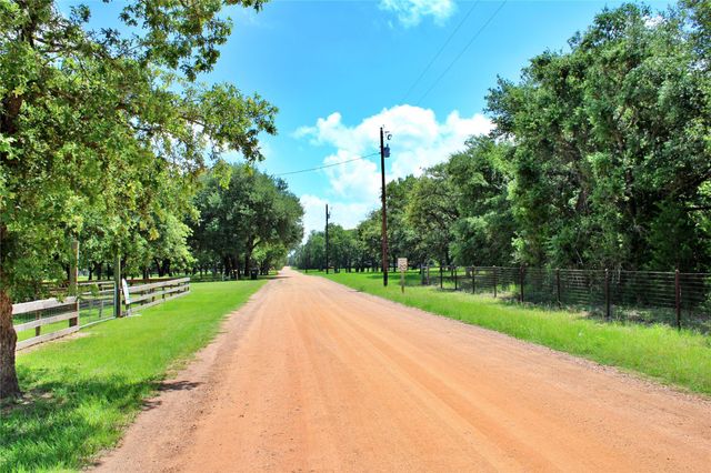220 Crooked Creek, Sheridan, TX 77475