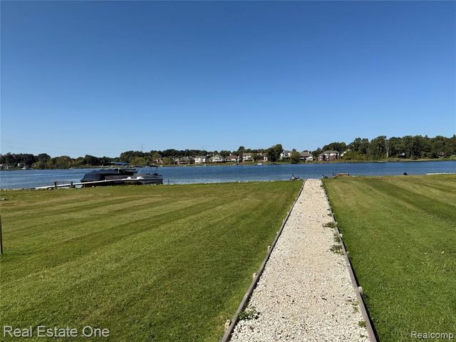 2910 Loon Drive, Wixom, MI 48393