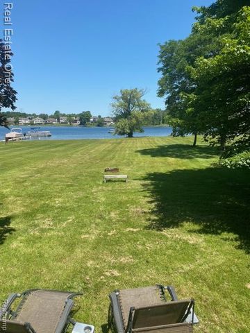2910 Loon Drive, Wixom, MI 48393