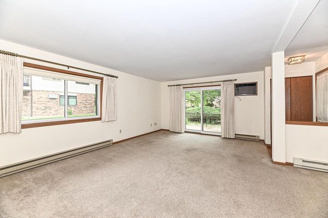 4502 S Greenridge CIRCLE, Greenfield, WI 53220