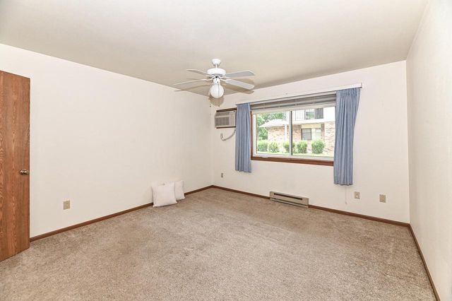 4502 S Greenridge CIRCLE, Greenfield, WI 53220