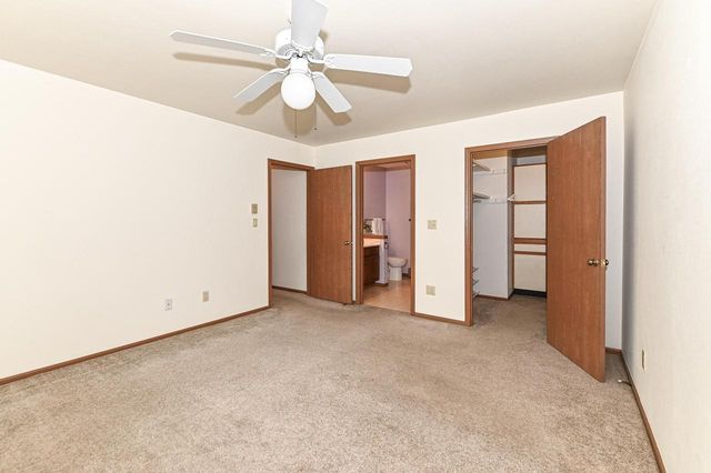 4502 S Greenridge CIRCLE, Greenfield, WI 53220