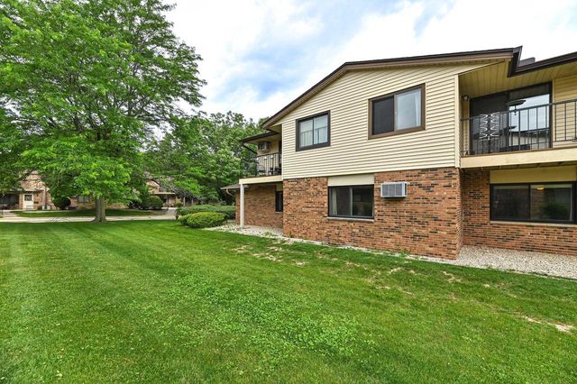 4502 S Greenridge CIRCLE, Greenfield, WI 53220