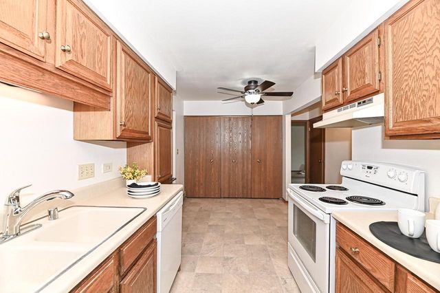 4502 S Greenridge CIRCLE, Greenfield, WI 53220