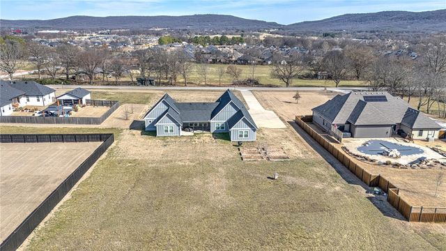 11775 Giles Road, Farmington, AR 72730