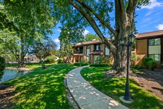 2221 WHARF Drive 208, Woodridge, IL 60517