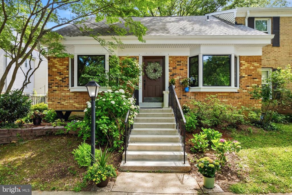 9913 KINGSBRIDGE DR, Fairfax, VA 22031