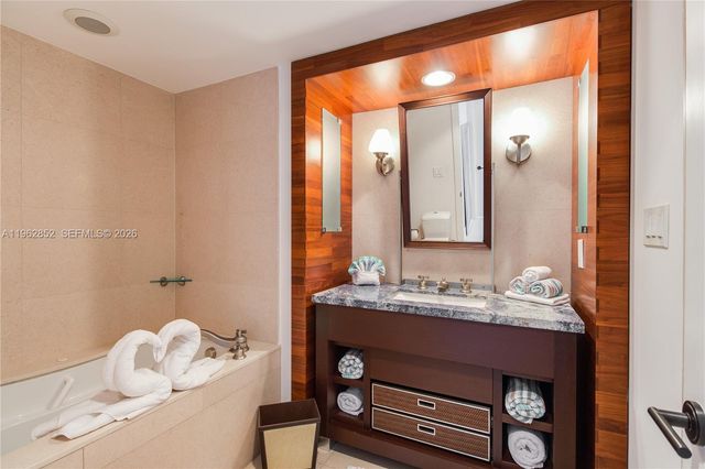 6801 Collins Ave 1415-, Miami Beach, FL 33141