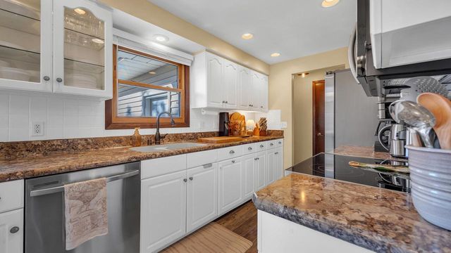 1743 Knoll Crest DRIVE, Sheboygan, WI 53081