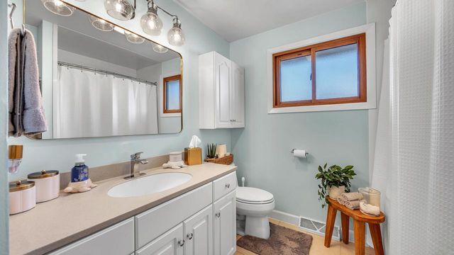 1743 Knoll Crest DRIVE, Sheboygan, WI 53081