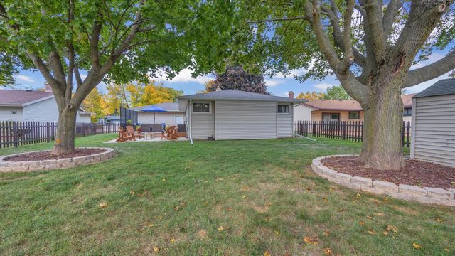 1743 Knoll Crest DRIVE, Sheboygan, WI 53081