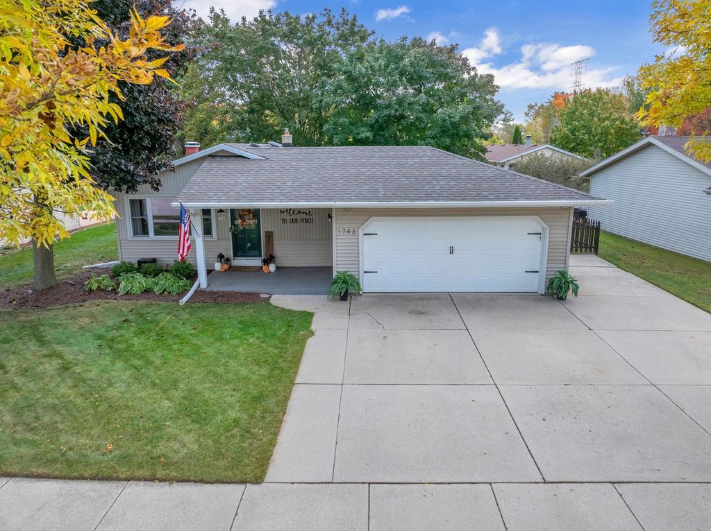 1743 Knoll Crest DRIVE, Sheboygan, WI 53081