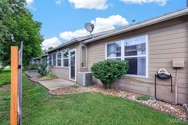 1359 Kyle Drive 14B, St Charles, MO 63304