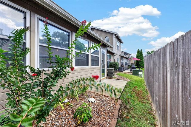 1359 Kyle Drive 14B, St Charles, MO 63304