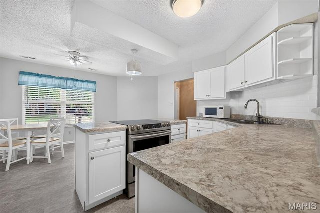 1359 Kyle Drive 14B, St Charles, MO 63304