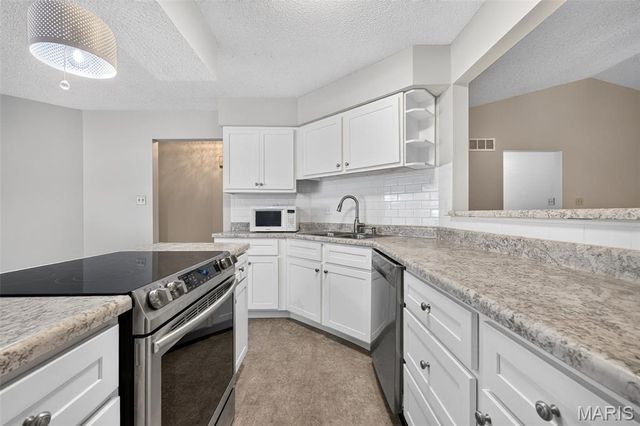 1359 Kyle Drive 14B, St Charles, MO 63304