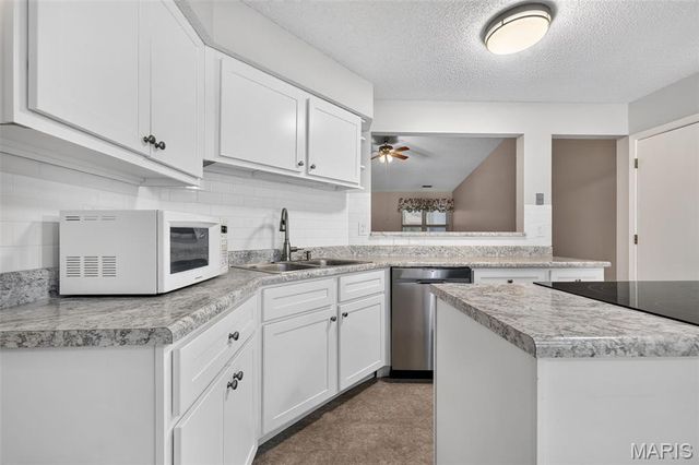 1359 Kyle Drive 14B, St Charles, MO 63304