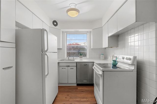 4 Delcrest Court 104, University City, MO 63124