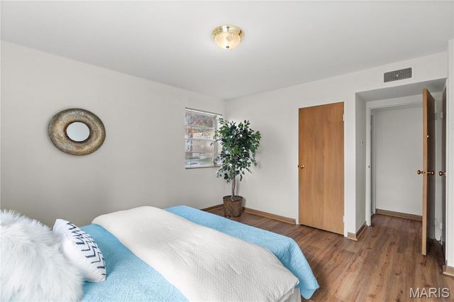 4 Delcrest Court 104, University City, MO 63124