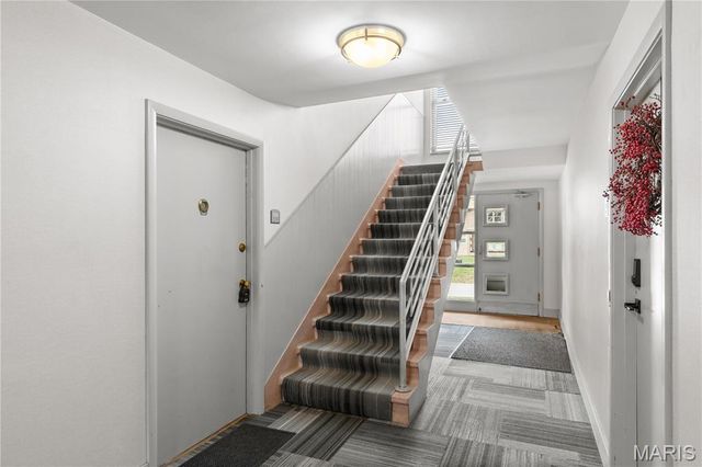 4 Delcrest Court 104, University City, MO 63124