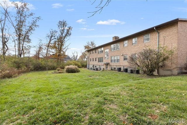 4 Delcrest Court 104, University City, MO 63124