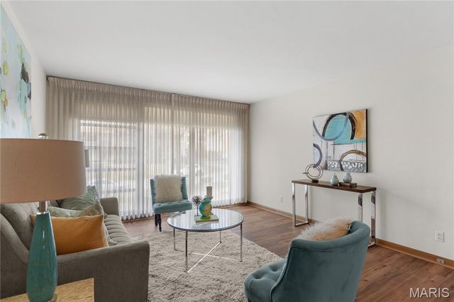 4 Delcrest Court 104, University City, MO 63124