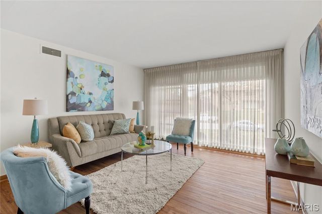 4 Delcrest Court 104, University City, MO 63124