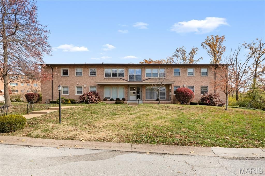 4 Delcrest Court 104, University City, MO 63124