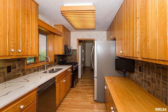 28018 230TH Street, Le Claire, IA 52753