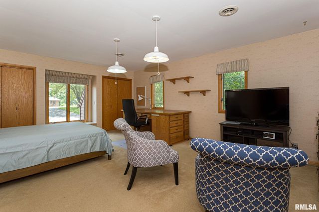 28018 230TH Street, Le Claire, IA 52753