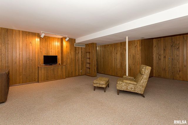 28018 230TH Street, Le Claire, IA 52753