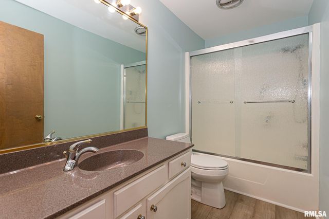 28018 230TH Street, Le Claire, IA 52753