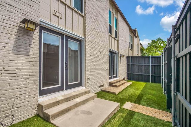 5926 Sandhurst Lane 123, Dallas, TX 75206