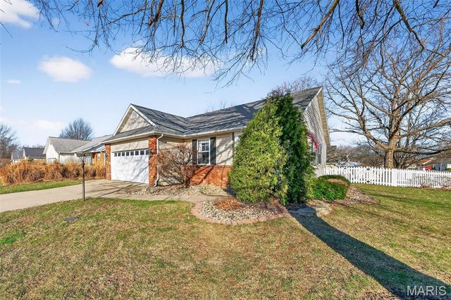 4 Huntington Place Drive, Glen Carbon, IL 62034