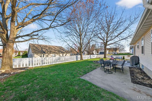 4 Huntington Place Drive, Glen Carbon, IL 62034