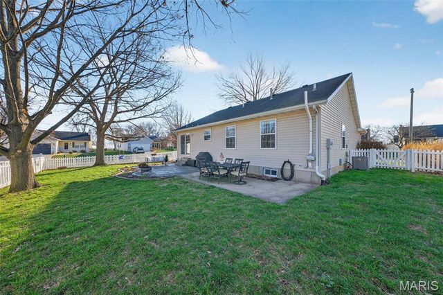 4 Huntington Place Drive, Glen Carbon, IL 62034