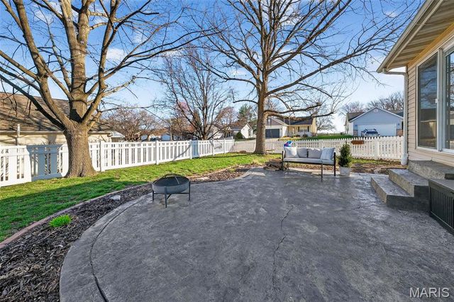 4 Huntington Place Drive, Glen Carbon, IL 62034