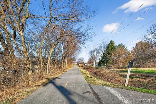 4 Huntington Place Drive, Glen Carbon, IL 62034