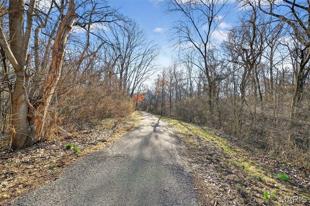 4 Huntington Place Drive, Glen Carbon, IL 62034