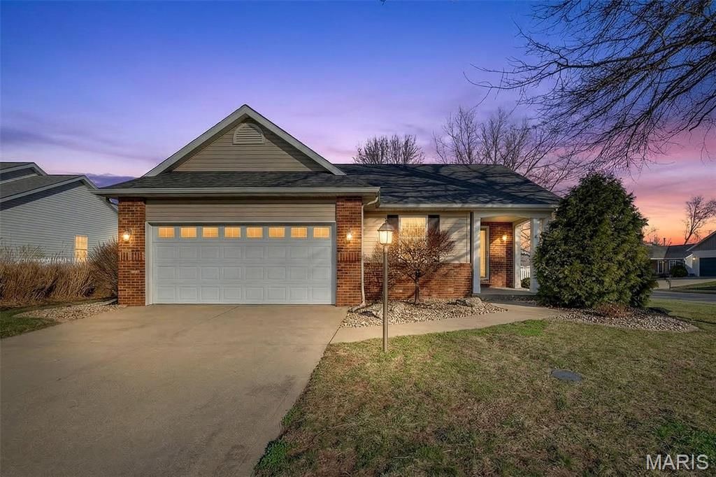 4 Huntington Place Drive, Glen Carbon, IL 62034