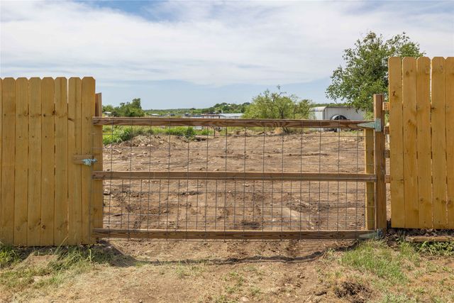 185 Lakeview Drive, Coleman, TX 76834