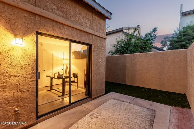 1433 W Calle Plomo, Tucson, AZ 85745