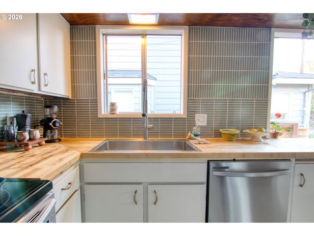 6843 N SWIFT St, Portland, OR 97203