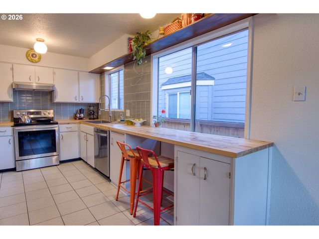 6843 N SWIFT St, Portland, OR 97203