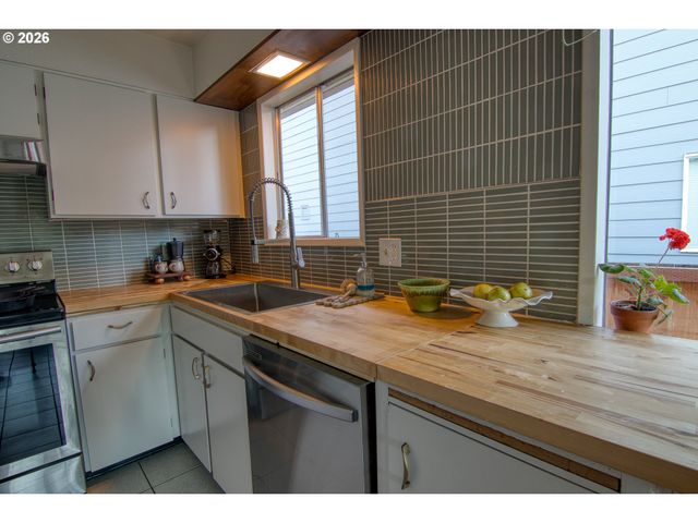 6843 N SWIFT St, Portland, OR 97203
