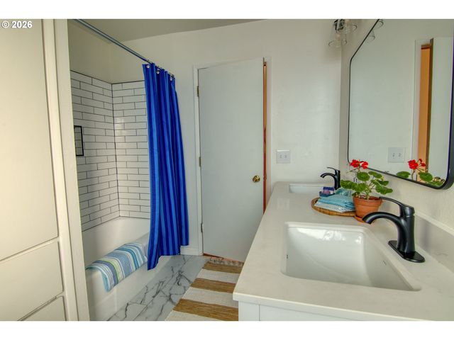 6843 N SWIFT St, Portland, OR 97203